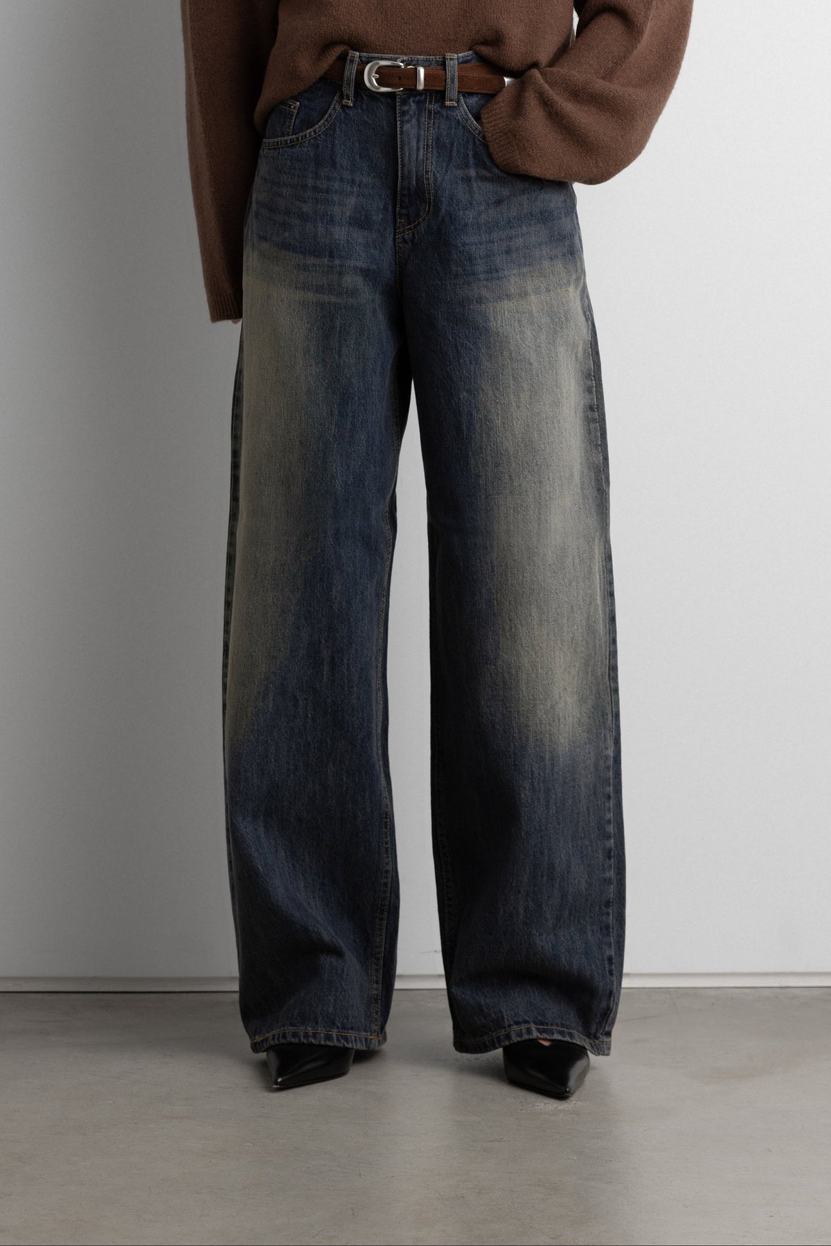 MID-RISE CURVED LEG DARK WASH JEAN