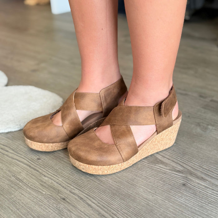 Case Closed Wedge (Tan)
